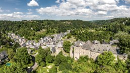 Uitzicht op Monschau met kasteel, © Eifel Tourismus GmbH, Dominik Ketz Uitzicht op Monschau met kasteel, © Eifel Tourismus GmbH, Dominik Ketz