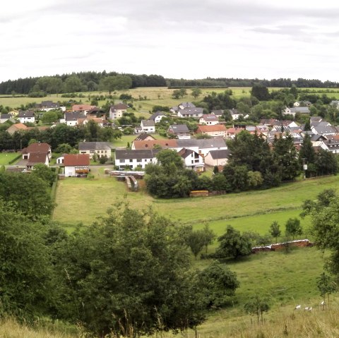 Vue panoramique de Gransdorf avec des maisons, des champs verts et des arbres sous un ciel nuageux., © Doris Pauels Vue panoramique de Gransdorf avec des maisons, des champs verts et des arbres sous un ciel nuageux., © Doris Pauels