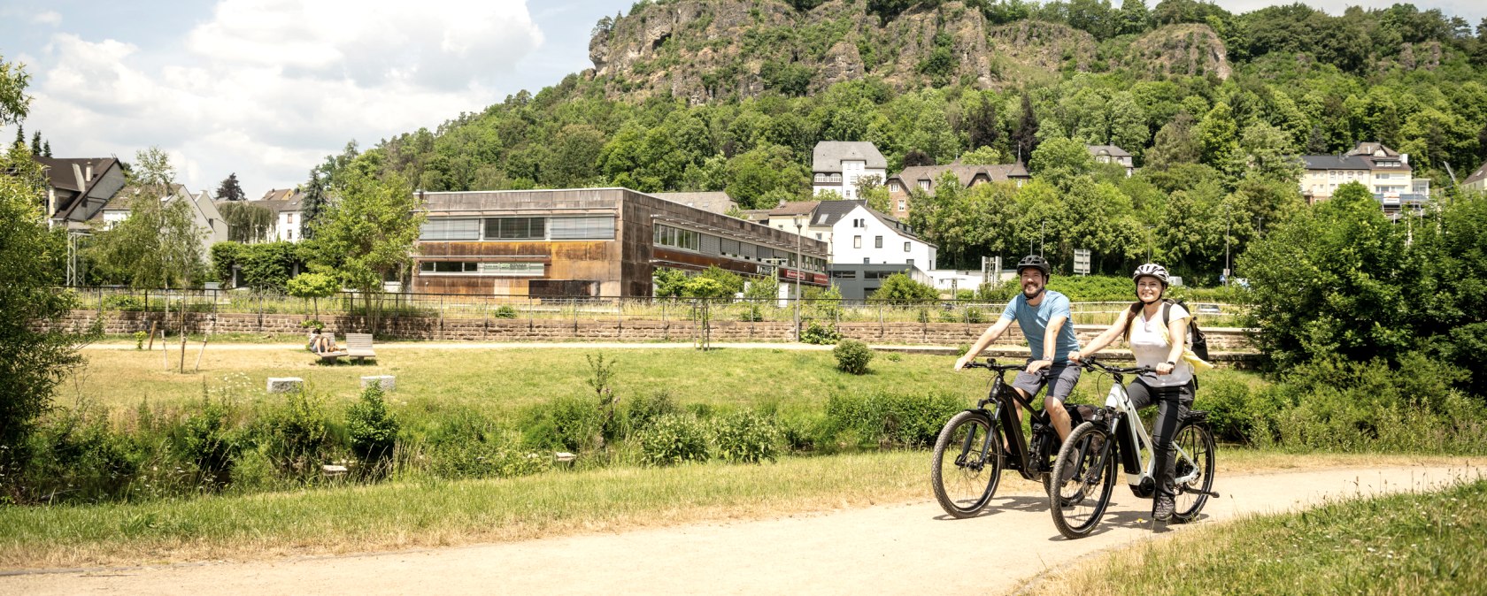 Kyll-Radweg in Gerolstein. mit Dolomiten im Hintergrund, © Eifel Tourismus GmbH, Dominik Ketz Kyll-Radweg in Gerolstein. mit Dolomiten im Hintergrund, © Eifel Tourismus GmbH, Dominik Ketz