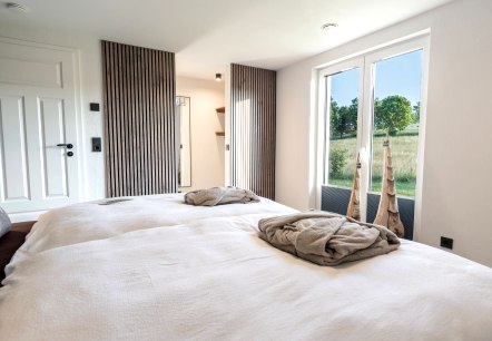 Waldschlafzimmer_mit_begehbarem_Kleiderschrank, © LMZ Waldschlafzimmer_mit_begehbarem_Kleiderschrank, © LMZ