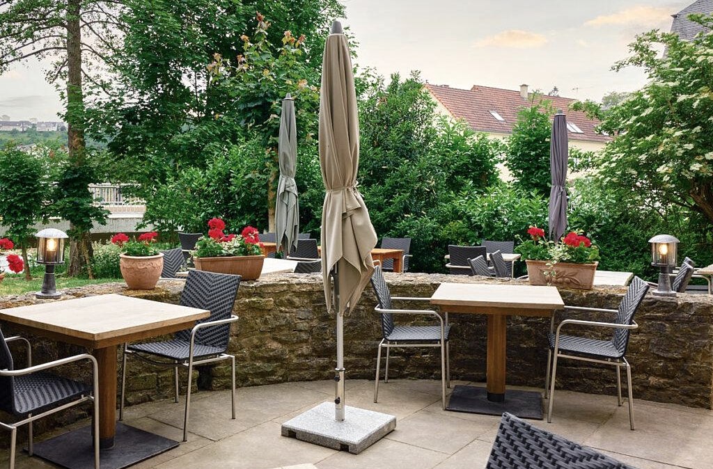 Schöne Sommerterrasse der Burg Rittersdorf Schöne Sommerterrasse der Burg Rittersdorf