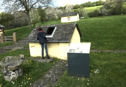 interessiertes Kind in der Villa Otrang, © Tourist Information Bitburger Land interessiertes Kind in der Villa Otrang, © Tourist Information Bitburger Land