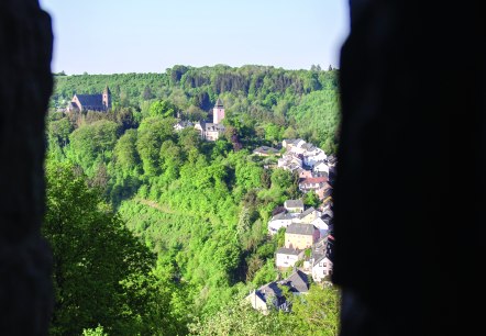 View from the Marian column of a green landscape with church and houses, surrounded by forest and blue sky., © Tourist-Information Bitburger Land_Monika Mayer View from the Marian column of a green landscape with church and houses, surrounded by forest and blue sky., © Tourist-Information Bitburger Land_Monika Mayer