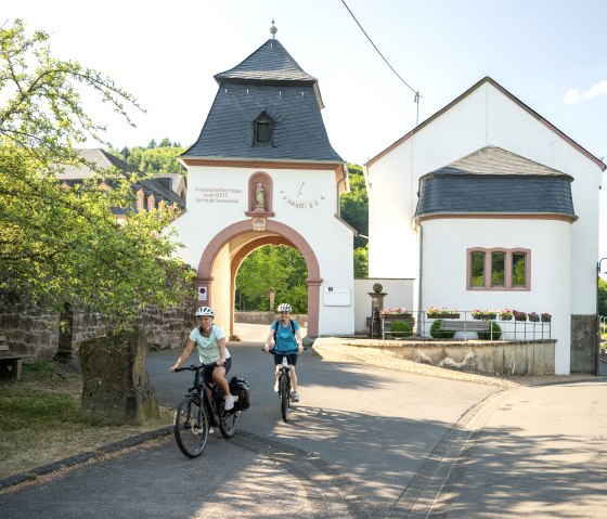 Torbogen in St. Thomas am Kyll-Radweg, © Eifel Tourismus GmbH, Dominik Ketz Torbogen in St. Thomas am Kyll-Radweg, © Eifel Tourismus GmbH, Dominik Ketz