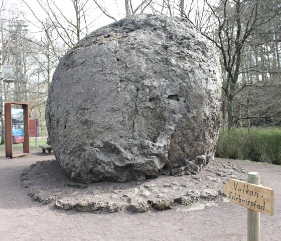Lava bomb near Strohn, © Julie Sponholz / Rheinland-Pfalz Tourismus GmbH Lava bomb near Strohn, © Julie Sponholz / Rheinland-Pfalz Tourismus GmbH