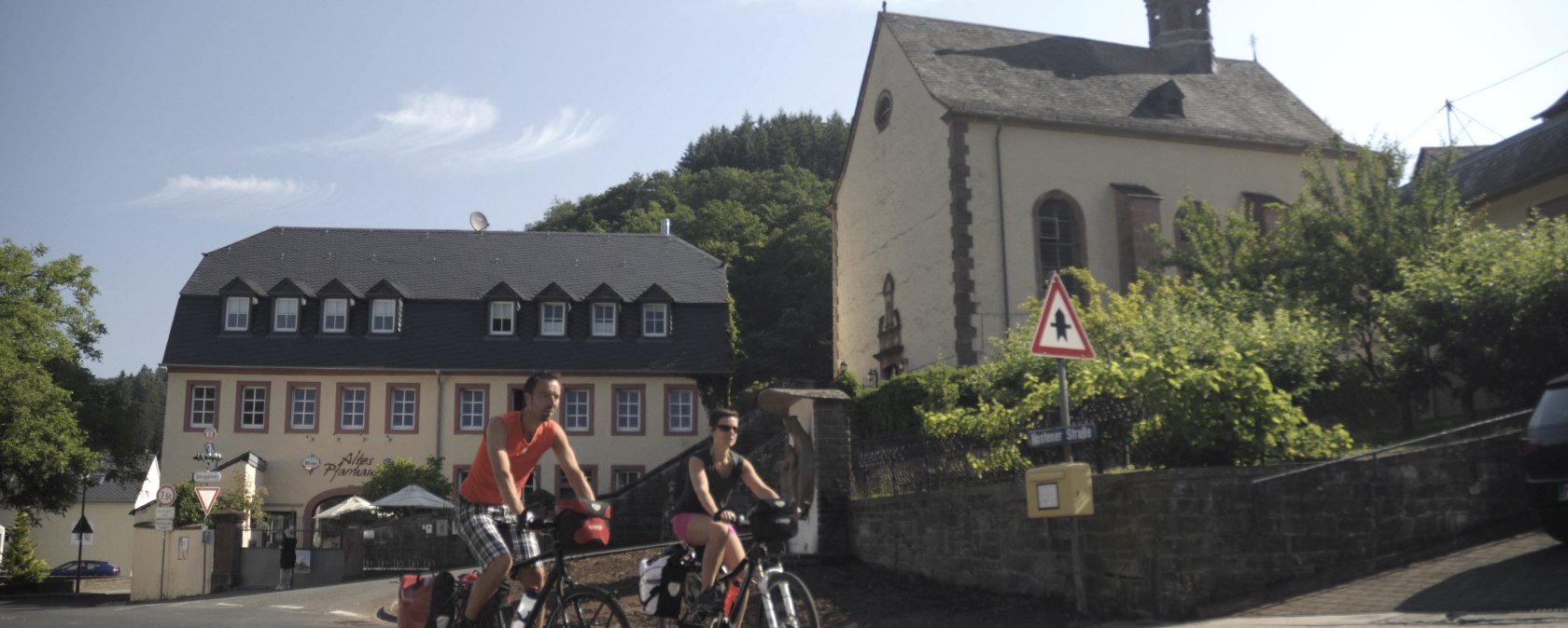 Altes Pfarrhaus/Pfarrkirche in Auw an der Kyll, © Uschi Hallet- Tourist-Information Bitburger Land Altes Pfarrhaus/Pfarrkirche in Auw an der Kyll, © Uschi Hallet- Tourist-Information Bitburger Land