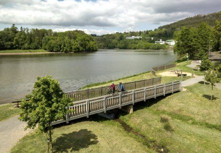 La piste cyclable de Prüm passe devant le lac de barrage de Bitburg près de Biersdorf, © Eifel Tourismus GmbH, Dominik Ketz La piste cyclable de Prüm passe devant le lac de barrage de Bitburg près de Biersdorf, © Eifel Tourismus GmbH, Dominik Ketz