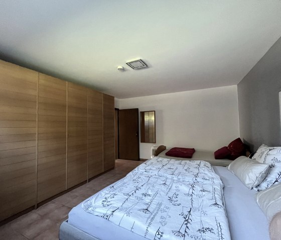 Doppelbett im Schlafzimmer Doppelbett im Schlafzimmer