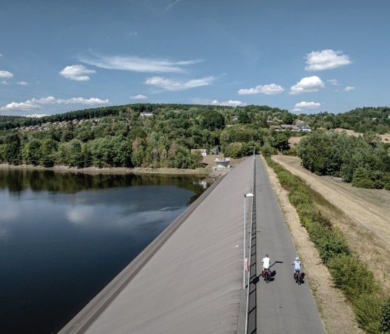 The Kyll cycle path leads past Lake Kronenburg, © Eifel Tourismus GmbH, Dennis Stratmann - finanziert durch REACT-EU The Kyll cycle path leads past Lake Kronenburg, © Eifel Tourismus GmbH, Dennis Stratmann - finanziert durch REACT-EU