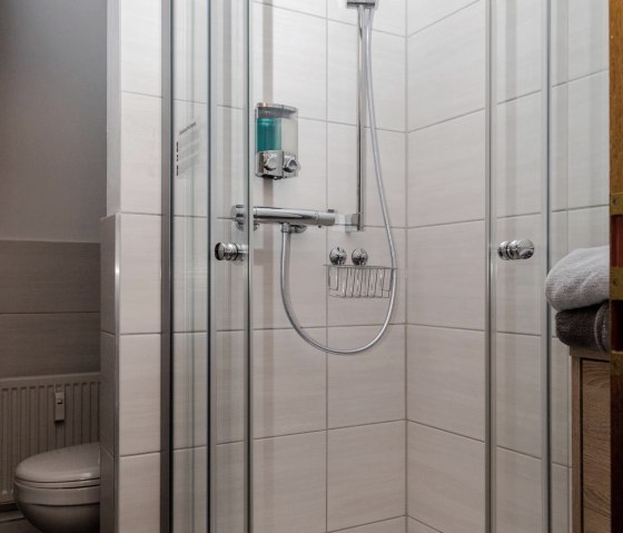 Studio - douche confortable avec shampooing et gel douche, © Gerhard Müller Studio - douche confortable avec shampooing et gel douche, © Gerhard Müller