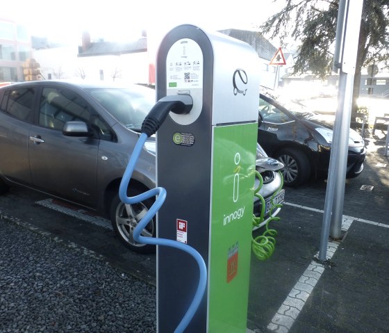 la station-service électrique la plus proche, Bedaplace, pour 2 voitures, © Bernd Pütz la station-service électrique la plus proche, Bedaplace, pour 2 voitures, © Bernd Pütz