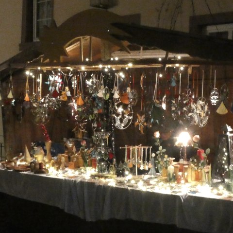 Stand mit Glasschmuck, © Tourist Information Bitburger Land Stand mit Glasschmuck, © Tourist Information Bitburger Land