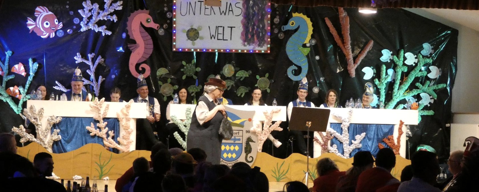 Büttenrednerin auf der Bühne, © TI Bitburger Land Büttenrednerin auf der Bühne, © TI Bitburger Land