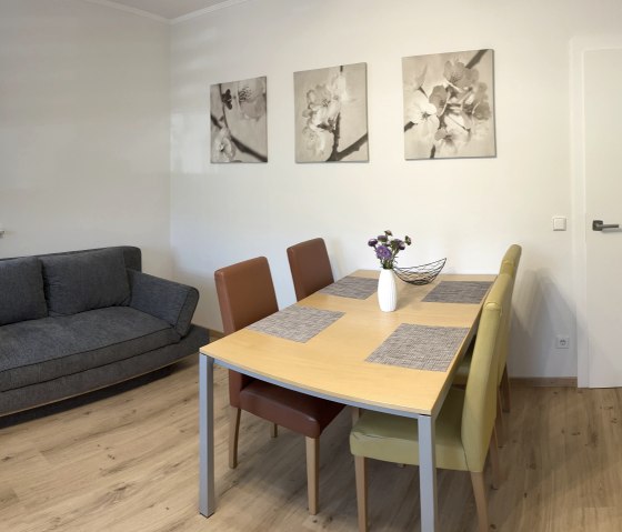 Essbereich mit gemütlicher Schlafcouch Essbereich mit gemütlicher Schlafcouch