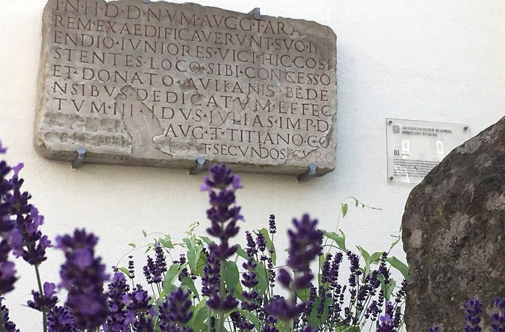 Archäologischer Rundweg Bitburg - Steintafel, © Tourist-Information Bitburger Land Archäologischer Rundweg Bitburg - Steintafel, © Tourist-Information Bitburger Land