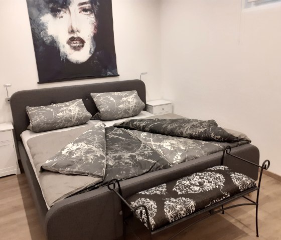 Schlafzimmer 1 mit gemütlichem Bett, © TI Bitburger Land Schlafzimmer 1 mit gemütlichem Bett, © TI Bitburger Land