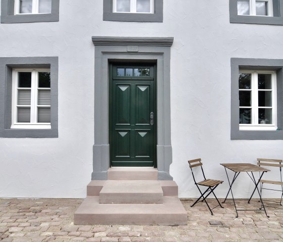 Eingangstür mit Sitzgelegenheit Eingangstür mit Sitzgelegenheit