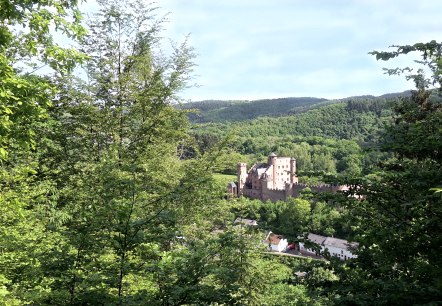 Le château de Hamm trône de manière pittoresque au milieu de forêts et de collines verdoyantes, entouré d'une végétation luxuriante et d'un ciel dégagé., © TI Bitburger Land Le château de Hamm trône de manière pittoresque au milieu de forêts et de collines verdoyantes, entouré d'une végétation luxuriante et d'un ciel dégagé., © TI Bitburger Land