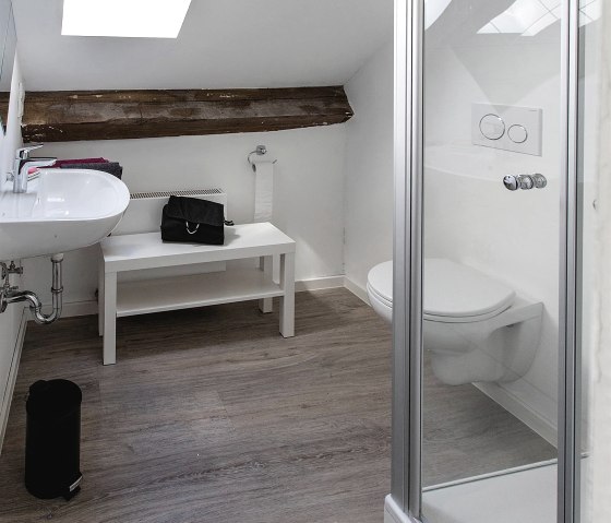 Badezimmer 3 (2.OG) Badezimmer 3 (2.OG)