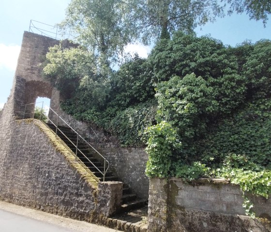 Aufgang zur Burgmauer Burg Bettingen, © TI Bitburger Land Aufgang zur Burgmauer Burg Bettingen, © TI Bitburger Land