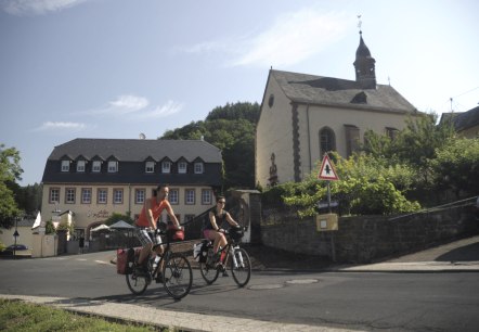 Altes Pfarrhaus/Pfarrkirche in Auw an der Kyll, © Uschi Hallet- Tourist-Information Bitburger Land Altes Pfarrhaus/Pfarrkirche in Auw an der Kyll, © Uschi Hallet- Tourist-Information Bitburger Land