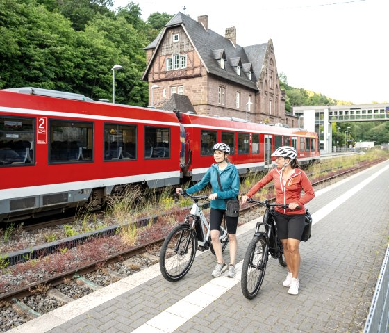 Wer möchte, kann mit der Bahn zurück oder abkürzen, Bahnhof Kyllburg am Kyll-Radweg, © Eifel Tourismus GmbH, Dominik Ketz Wer möchte, kann mit der Bahn zurück oder abkürzen, Bahnhof Kyllburg am Kyll-Radweg, © Eifel Tourismus GmbH, Dominik Ketz