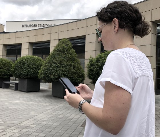 Stadtrallye durch Bitburg - hier bei der Stadthalle und Tourist-Info Bitburger Land, © TI Bitburger Land Stadtrallye durch Bitburg - hier bei der Stadthalle und Tourist-Info Bitburger Land, © TI Bitburger Land