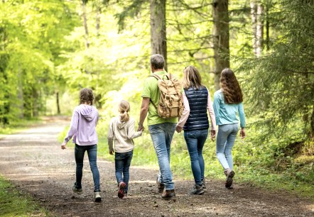 Unterwegs mit dem Kinderwagen, © freepik.com erstellt von senivpetro Unterwegs mit dem Kinderwagen, © freepik.com erstellt von senivpetro