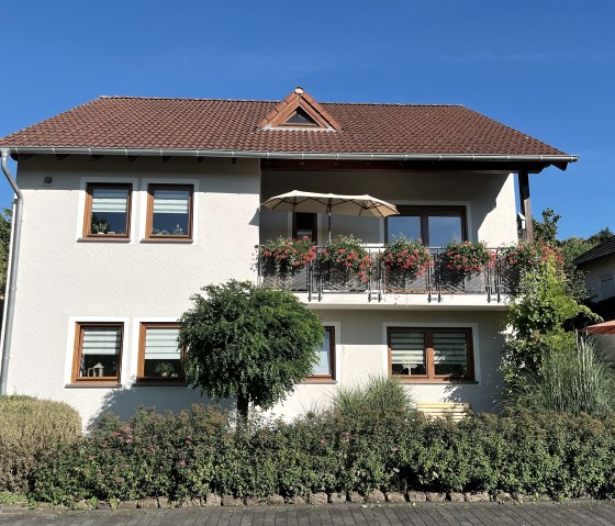 Frontansicht Haus Ferienwohnung Nimstal, © Helga Becker Frontansicht Haus Ferienwohnung Nimstal, © Helga Becker