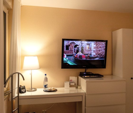 Studio - SAT-TV of DVD vanuit bed, © Gerhard Müller Studio - SAT-TV of DVD vanuit bed, © Gerhard Müller