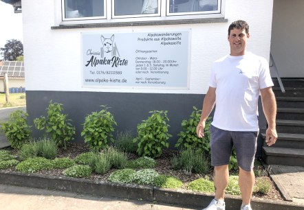 Besitzer Chrissis vor seinem Shop in Messerich, © TI Bitburger Land Besitzer Chrissis vor seinem Shop in Messerich, © TI Bitburger Land