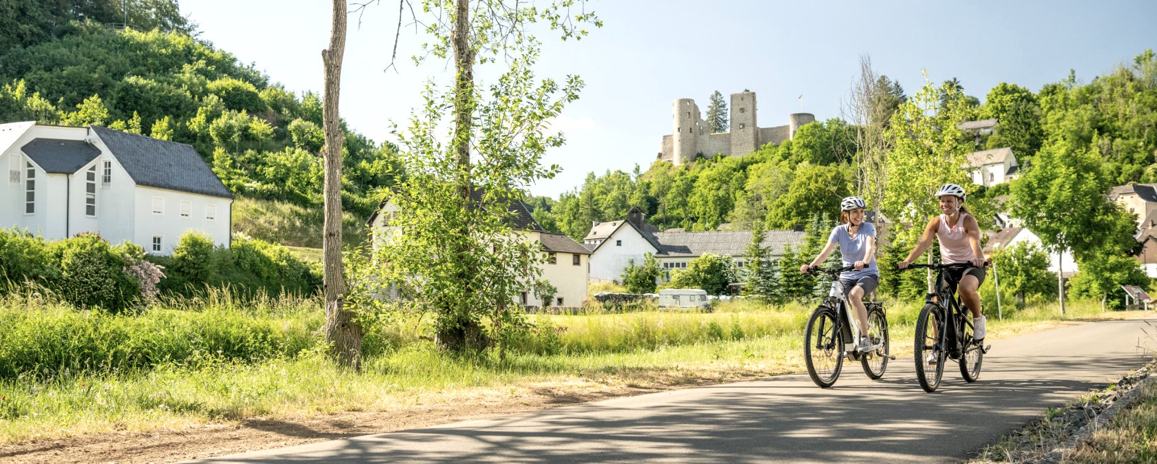 Nims cycle path with Schönecken Castle in the background, © Eifel Tourismus GmbH, Dominik Ketz Nims cycle path with Schönecken Castle in the background, © Eifel Tourismus GmbH, Dominik Ketz