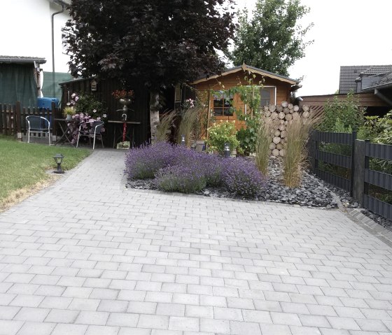 Gartenhaus mit Parkplatz und Unterstellmöglichkeit, © Annemie Pint Gartenhaus mit Parkplatz und Unterstellmöglichkeit, © Annemie Pint