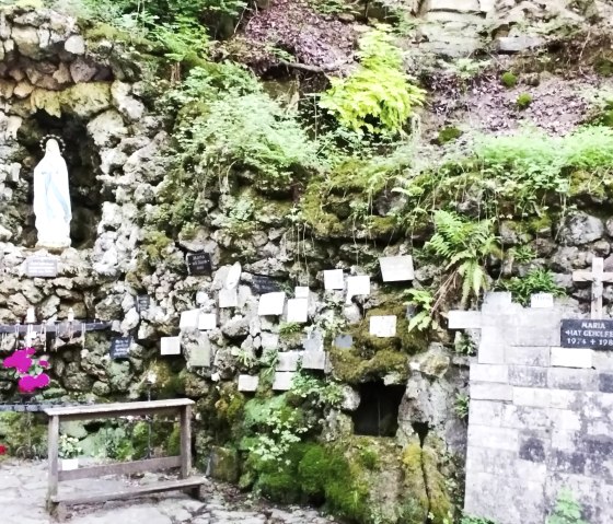 Statue und Gedenktafeln Mariengrotte, © TI Bitburger Land Statue und Gedenktafeln Mariengrotte, © TI Bitburger Land