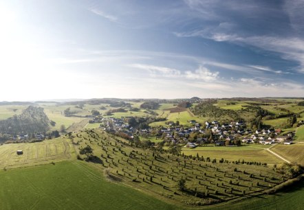 Vue sur le Kalvarienberg et Alendorf à l'étape 7 de l'Eifelsteig, © Eifel Tourismus GmbH, D. Ketz Vue sur le Kalvarienberg et Alendorf à l'étape 7 de l'Eifelsteig, © Eifel Tourismus GmbH, D. Ketz