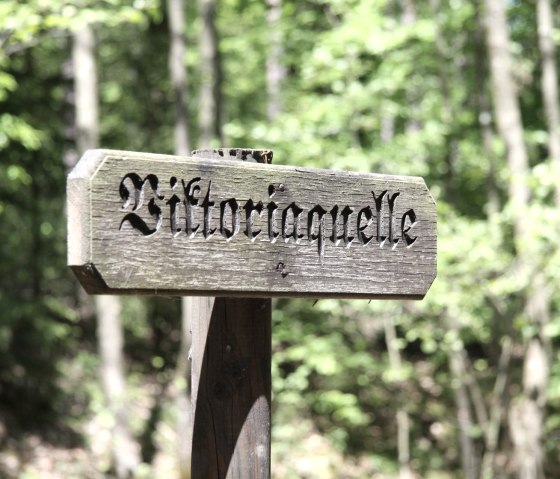 Meulenwaldroute : Panneau vers la Viktoriaquelle, © Tourist-Information Wittlich Stadt und Land Meulenwaldroute : Panneau vers la Viktoriaquelle, © Tourist-Information Wittlich Stadt und Land