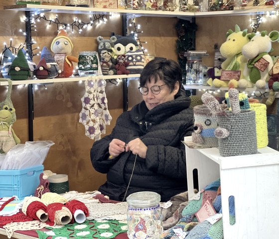 Handarbeit am Bitburger Weihnachtsmarkt 2023, © TI Bitburger Land Handarbeit am Bitburger Weihnachtsmarkt 2023, © TI Bitburger Land