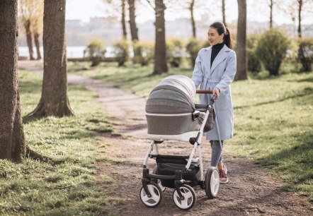 Unterwegs mit dem Kinderwagen, © freepik.com erstellt von senivpetro Unterwegs mit dem Kinderwagen, © freepik.com erstellt von senivpetro