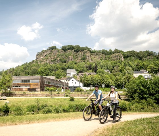 Kyll-Radweg in Gerolstein. mit Dolomiten im Hintergrund, © Eifel Tourismus GmbH, Dominik Ketz Kyll-Radweg in Gerolstein. mit Dolomiten im Hintergrund, © Eifel Tourismus GmbH, Dominik Ketz