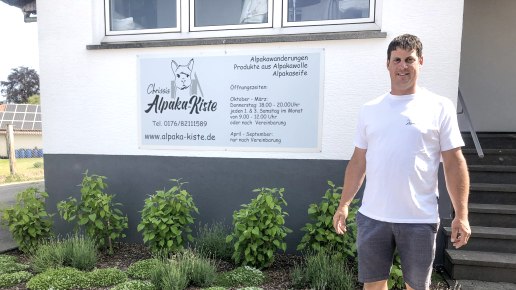 Besitzer Chrissis vor seinem Shop in Messerich, © TI Bitburger Land Besitzer Chrissis vor seinem Shop in Messerich, © TI Bitburger Land