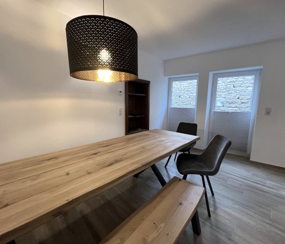 Tisch im gemütlichen Esszimmer + Zugang zum Garten, © TI Bitburger Land Tisch im gemütlichen Esszimmer + Zugang zum Garten, © TI Bitburger Land