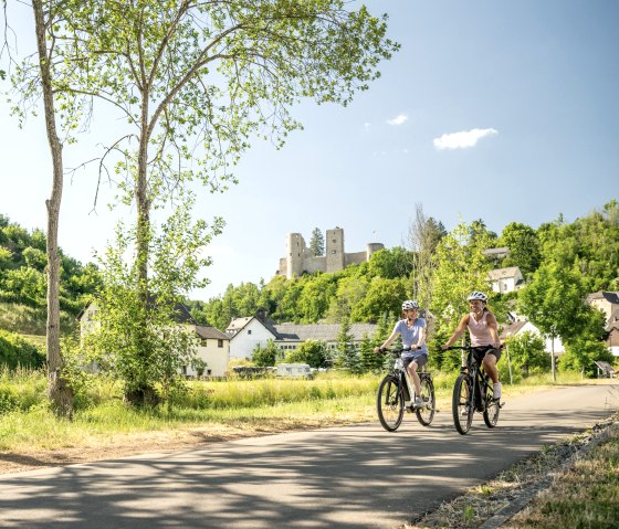 Nims cycle path with Schönecken Castle in the background, © Eifel Tourismus GmbH, Dominik Ketz Nims cycle path with Schönecken Castle in the background, © Eifel Tourismus GmbH, Dominik Ketz