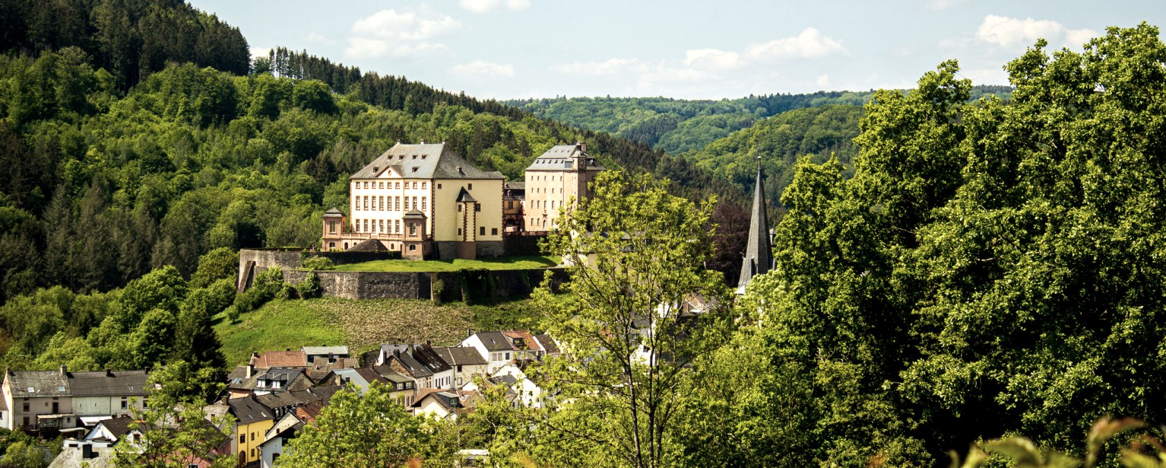 Blick aus dem Annenberg auf Schloss Malberg, © TI Bitburger Land_MM Blick aus dem Annenberg auf Schloss Malberg, © TI Bitburger Land_MM