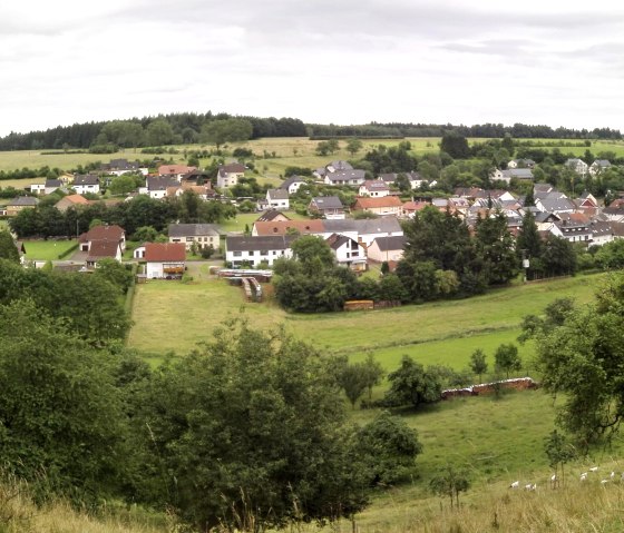 Panoramaansicht von Gransdorf mit Häusern, grünen Feldern und Bäumen unter bewölktem Himmel., © Doris Pauels