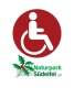 Un symbole de fauteuil roulant sur fond rouge au-dessus du logo du parc naturel Südeifel avec une branche de houx.