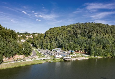 Vue a&eacute;rienne du lac de barrage de Bitburg avec la for&ecirc;t adjacente, les b&acirc;timents et les parkings. Le ciel est clair et bleu., &copy; team360 B. Treib