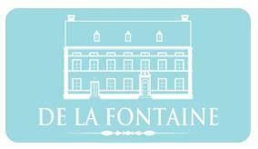 Un logo élégant avec la mention "De La Fontaine". Il présente une illustration élégante d'un bâtiment sur un doux fond bleu.