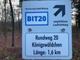 Schild des Wanderwegs BIT20 im Königswäldchen Bitburg.