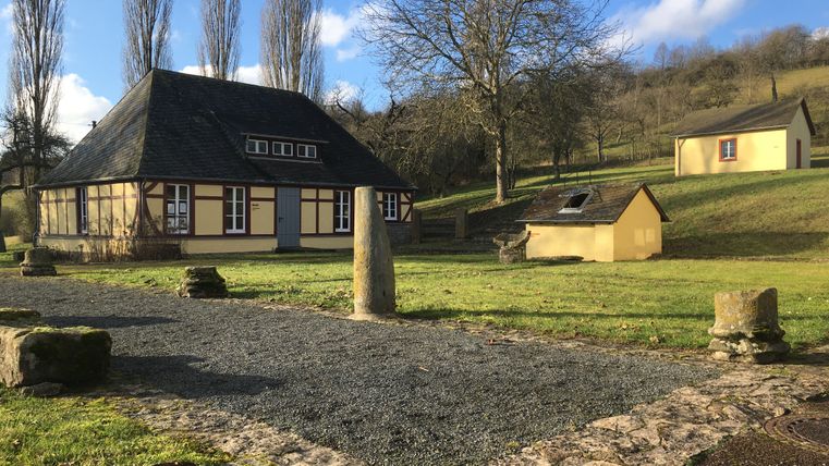 Bâtiments historiques de la Villa Otrang avec maison à colombages et dépendances dans un environnement rural.