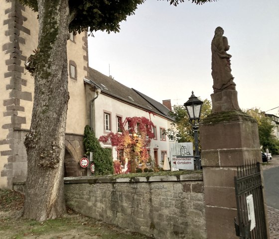 Vanaf het B&uuml;rgerpark van Dudeldorf kun je de bovenste stadspoort en het caf&eacute; Torsch&auml;nke zien., &copy; TI Bitburger Land